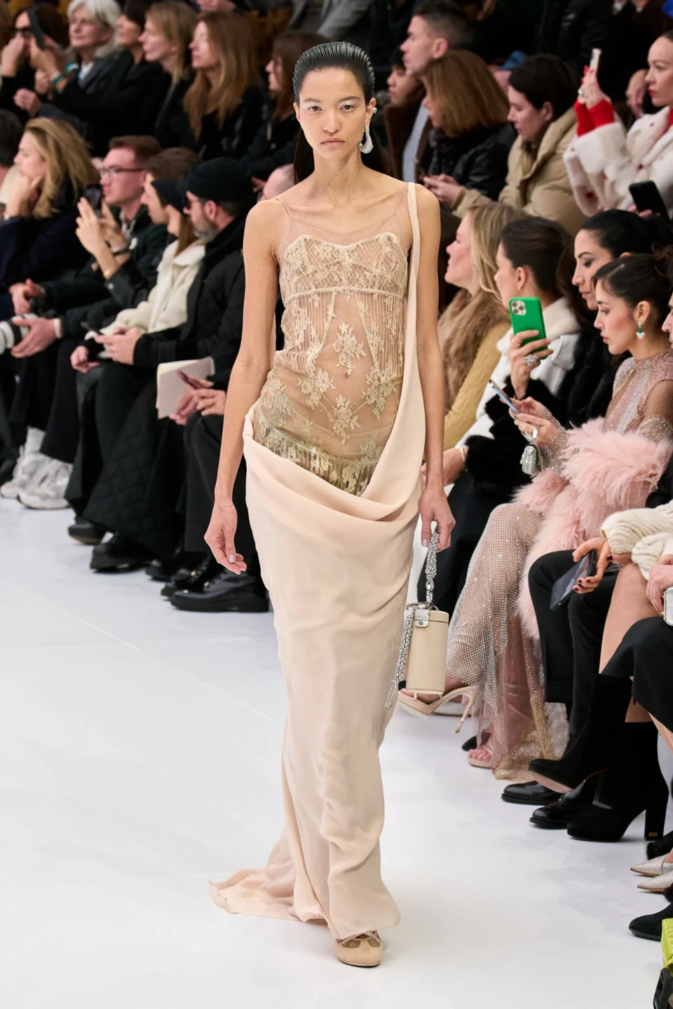 00017-fendi-spring-2023-couture-credit-gorunway
