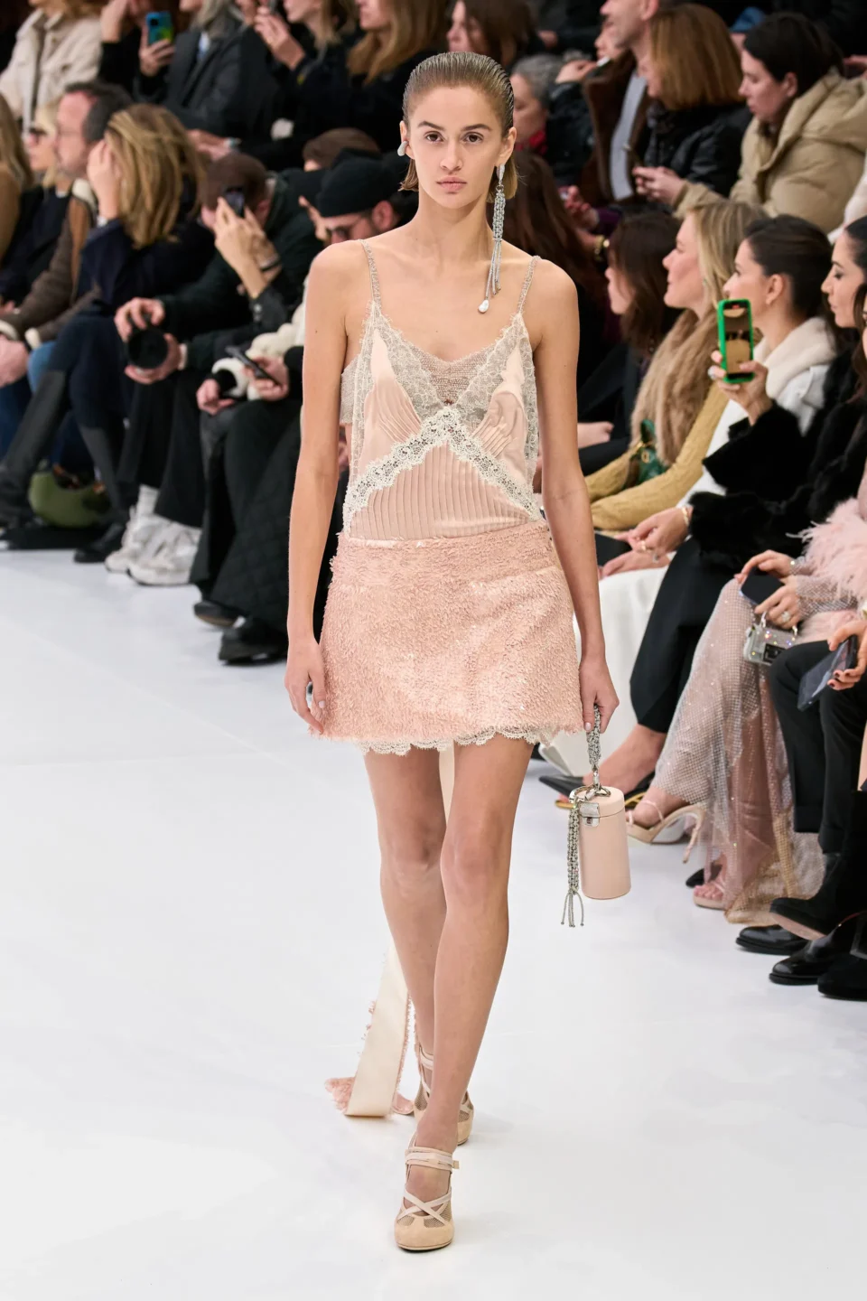 00018-fendi-spring-2023-couture-credit-gorunway