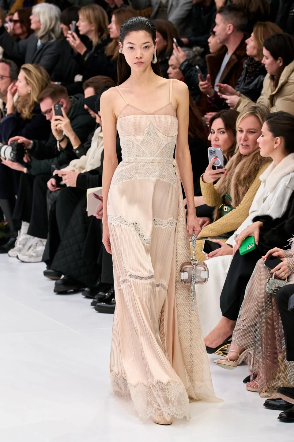 00019-fendi-spring-2023-couture-credit-gorunway