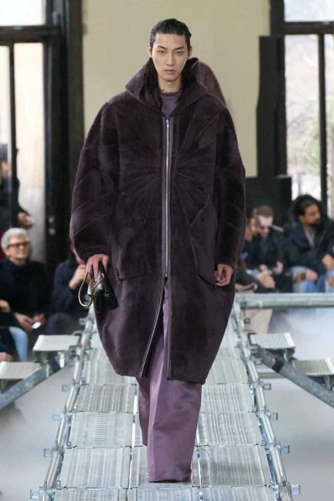 00019-rick-owens-fall-2023-menswear-credit-gorunway