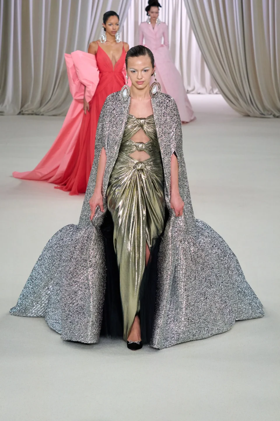 00020-giambattista-valli-spring-2023-couture-credit-gorunway