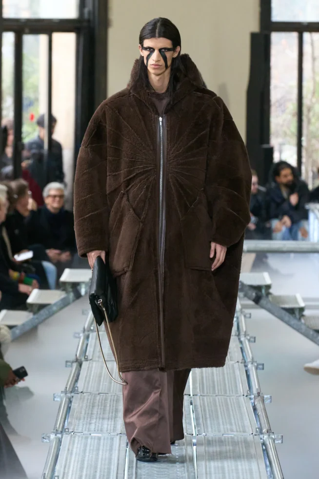 00021-rick-owens-fall-2023-menswear-credit-gorunway