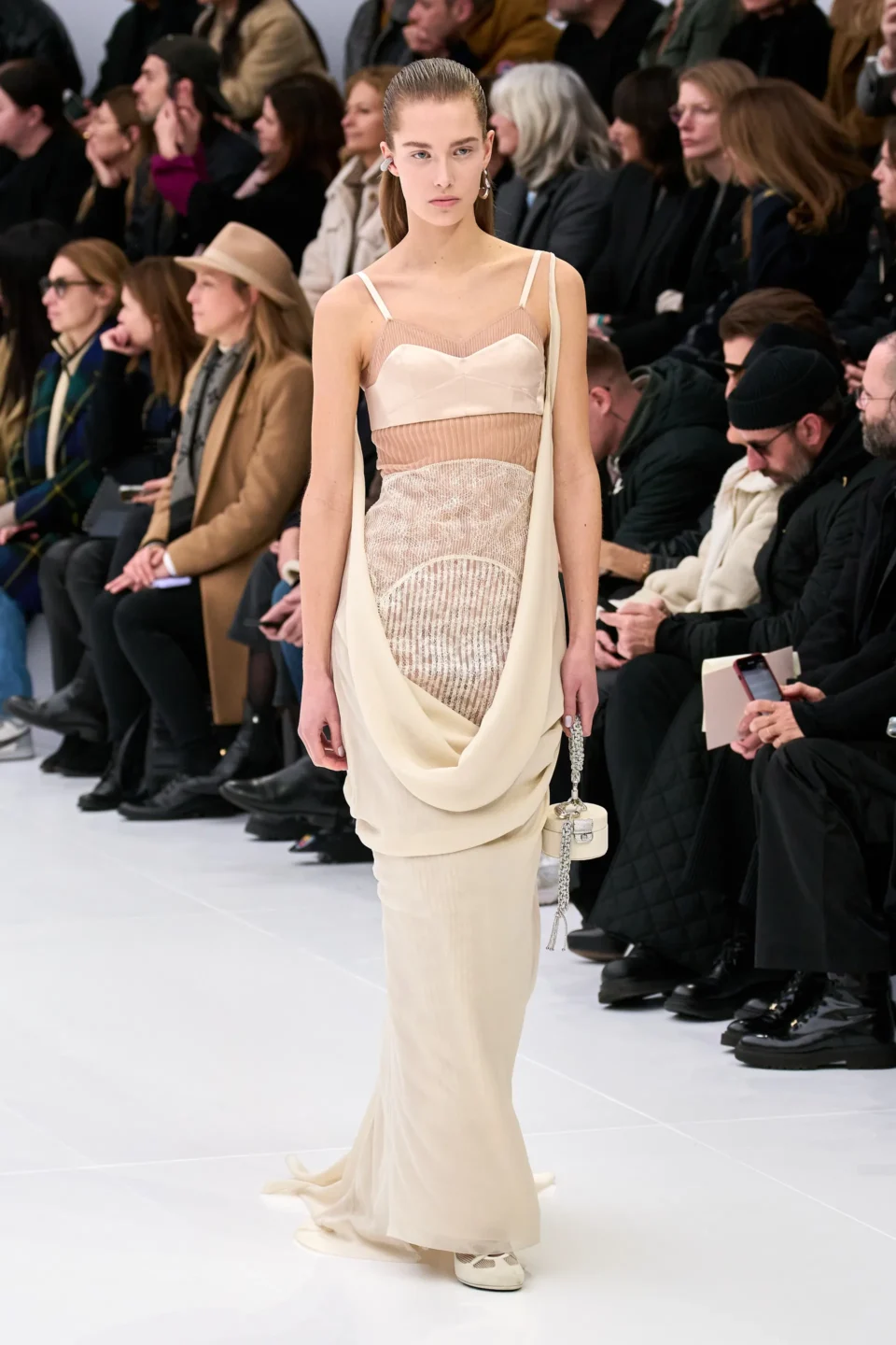 00022-fendi-spring-2023-couture-credit-gorunway
