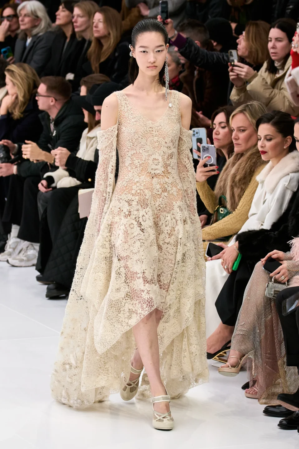 00023-fendi-spring-2023-couture-credit-gorunway