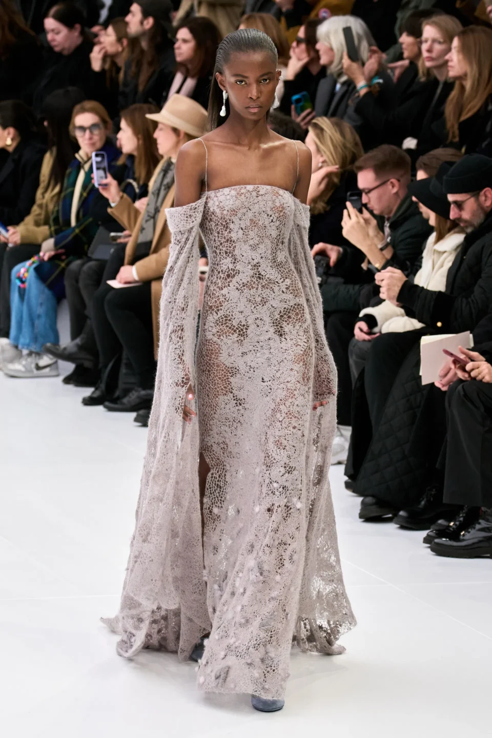 00024-fendi-spring-2023-couture-credit-gorunway