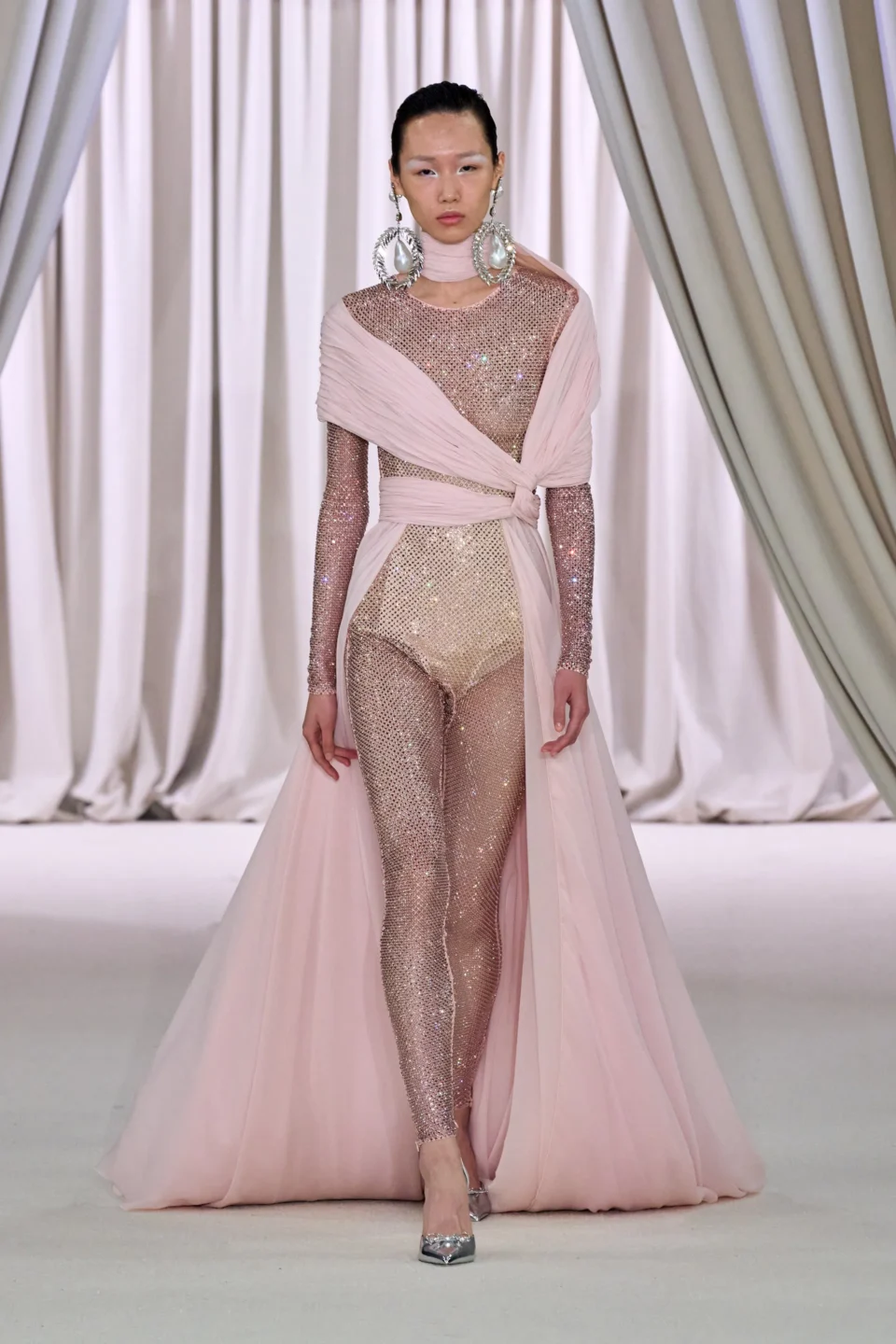 00024-giambattista-valli-spring-2023-couture-credit-gorunway