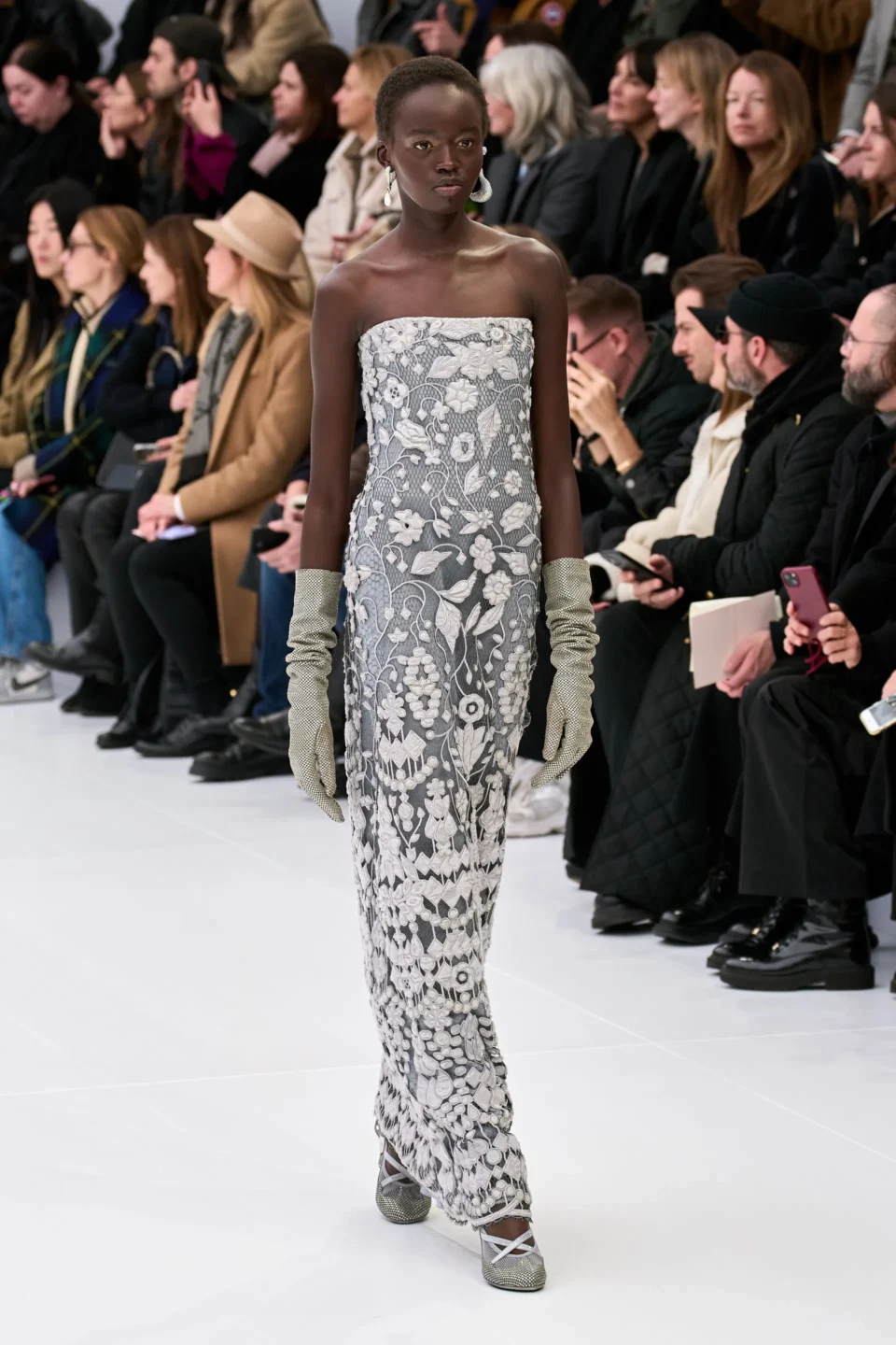 00025-fendi-spring-2023-couture-credit-gorunway