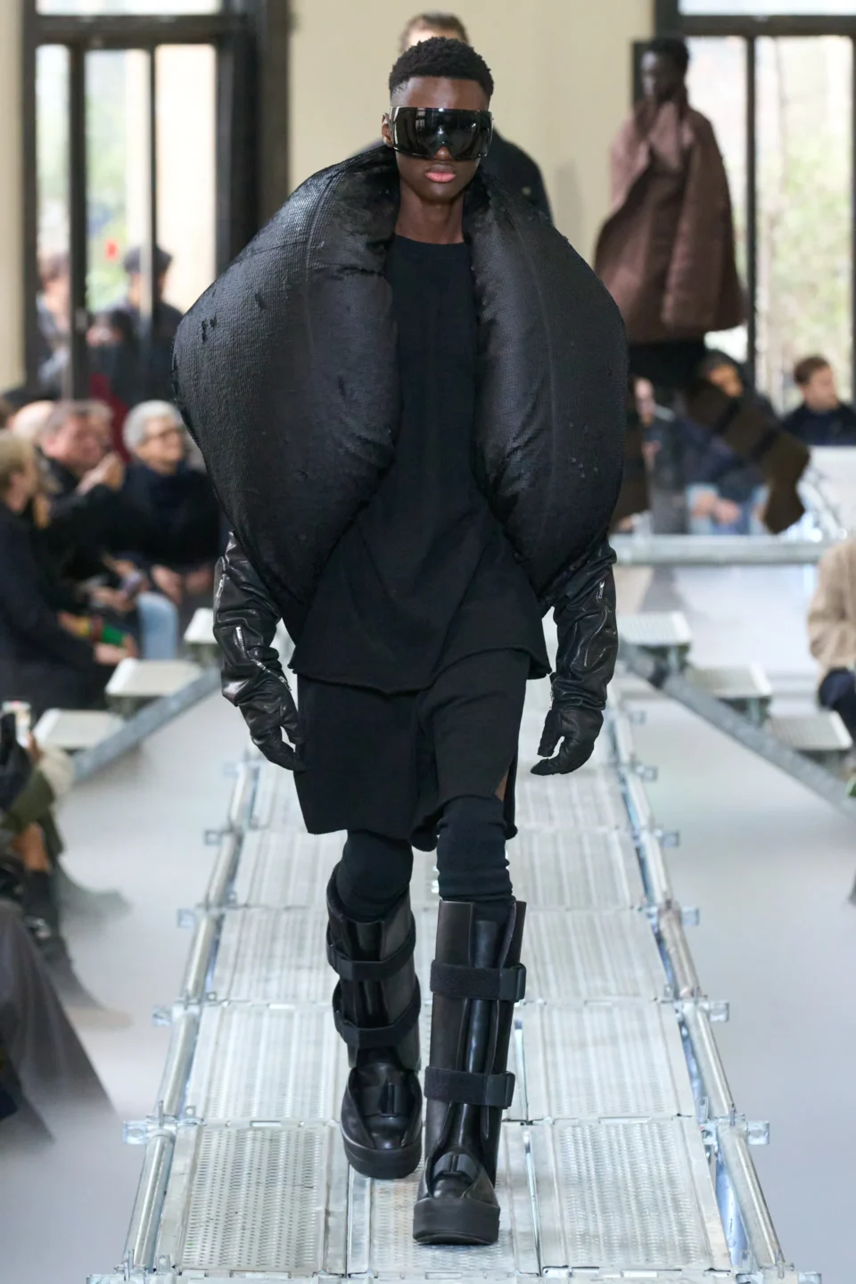 00025-rick-owens-fall-2023-menswear-credit-gorunway