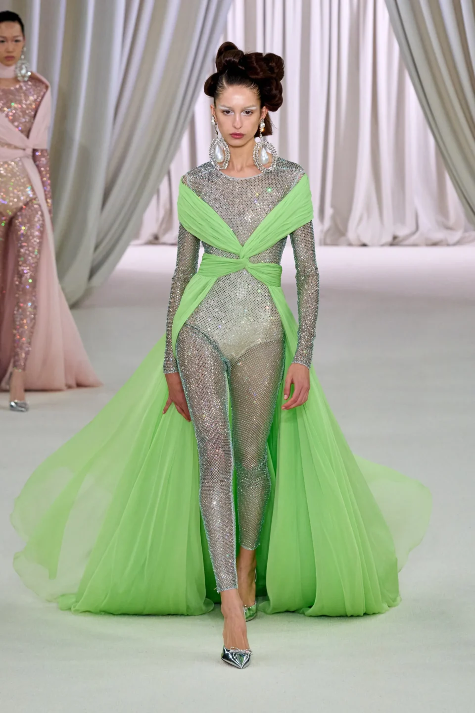 00026-giambattista-valli-spring-2023-couture-credit-gorunway