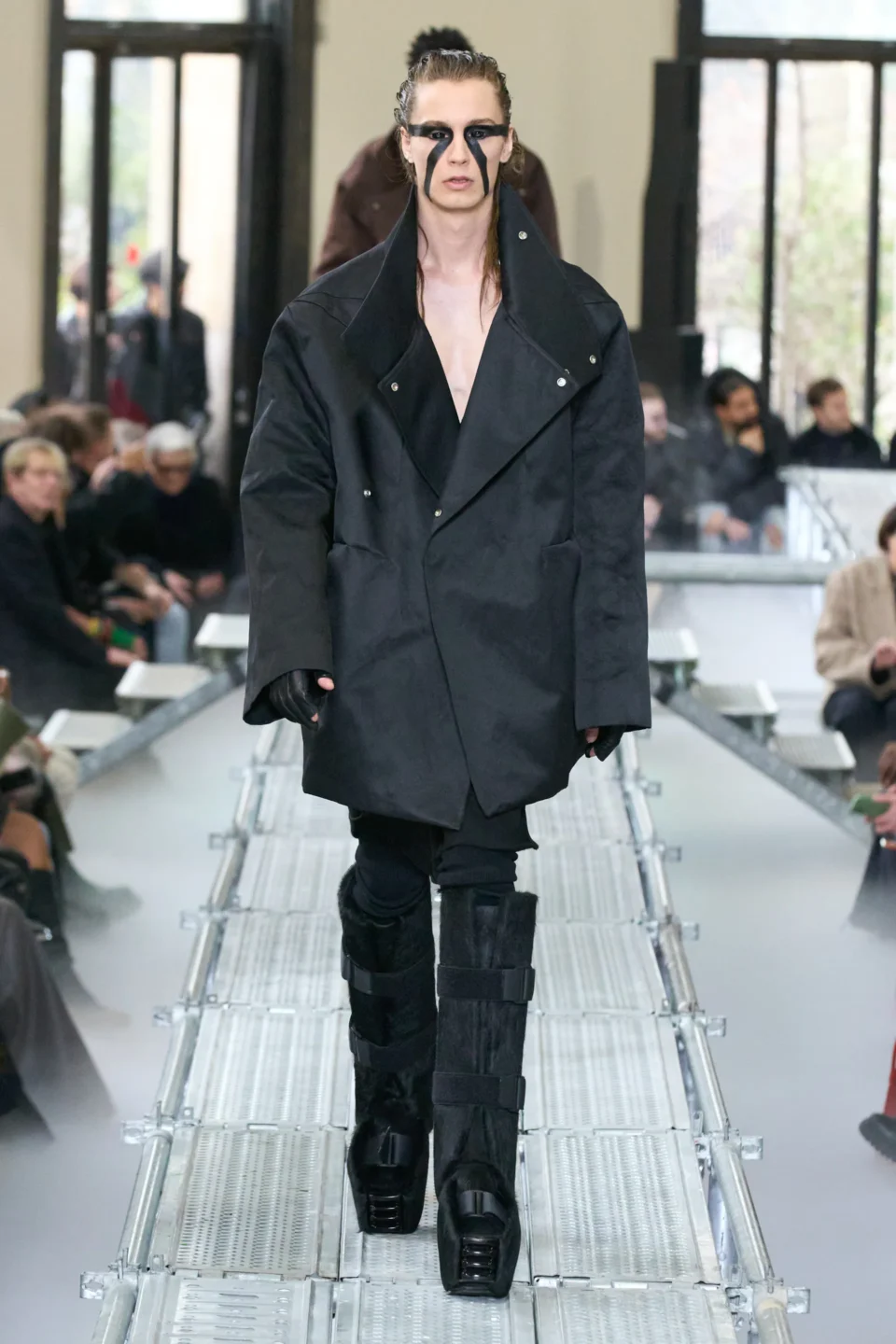 00026-rick-owens-fall-2023-menswear-credit-gorunway