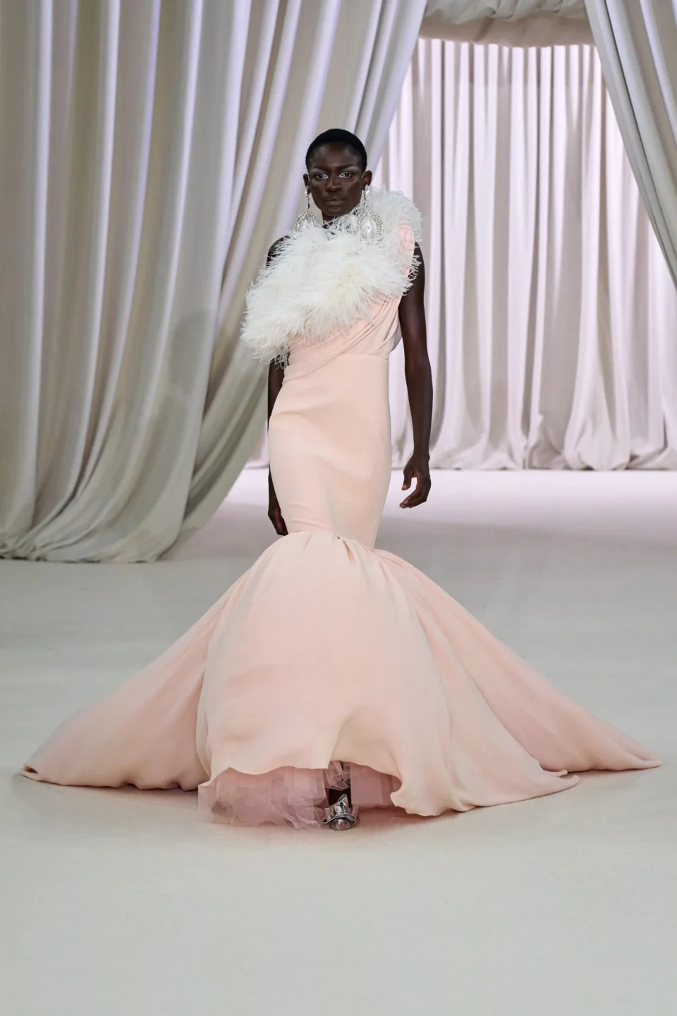 00029-giambattista-valli-spring-2023-couture-credit-gorunway