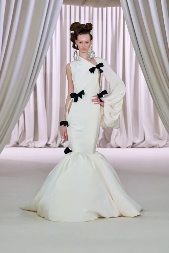 00030-giambattista-valli-spring-2023-couture-credit-gorunway