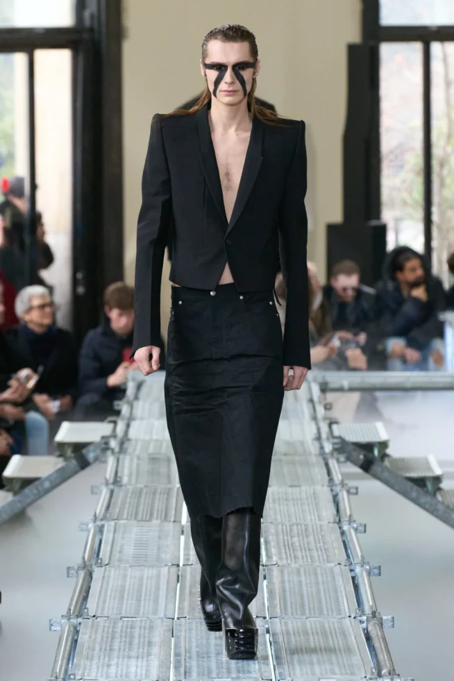 00030-rick-owens-fall-2023-menswear-credit-gorunway