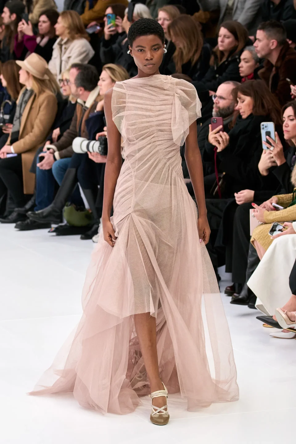 00032-fendi-spring-2023-couture-credit-gorunway