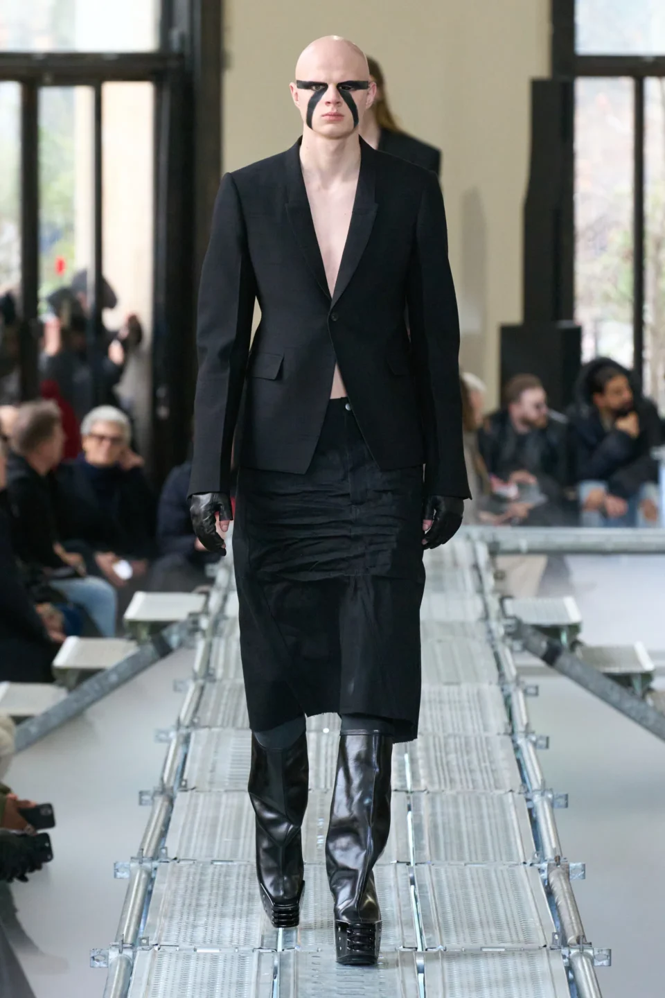 00032-rick-owens-fall-2023-menswear-credit-gorunway