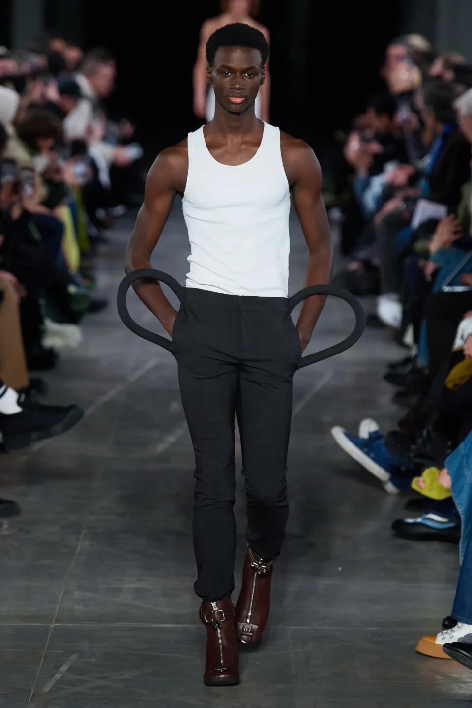 00036-jw-anderson-prefall-2023-credit-gorunway