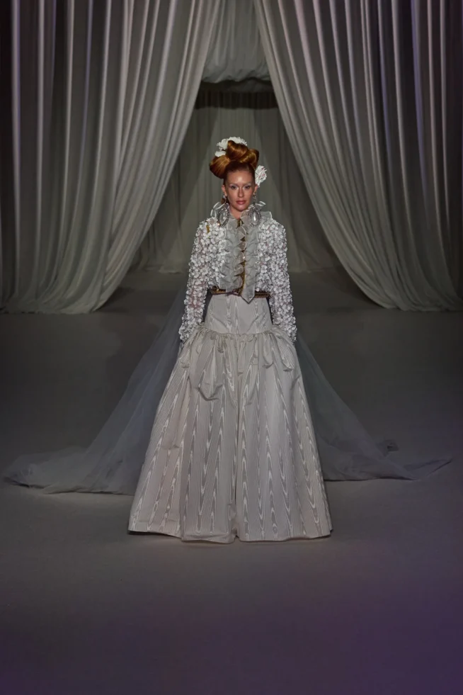 00043-giambattista-valli-spring-2023-couture-credit-gorunway