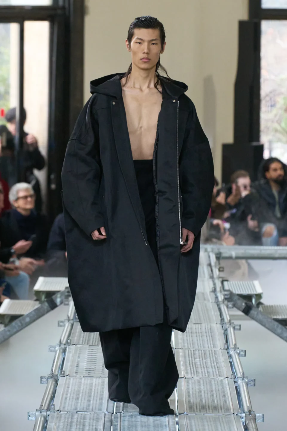00044-rick-owens-fall-2023-menswear-credit-gorunway