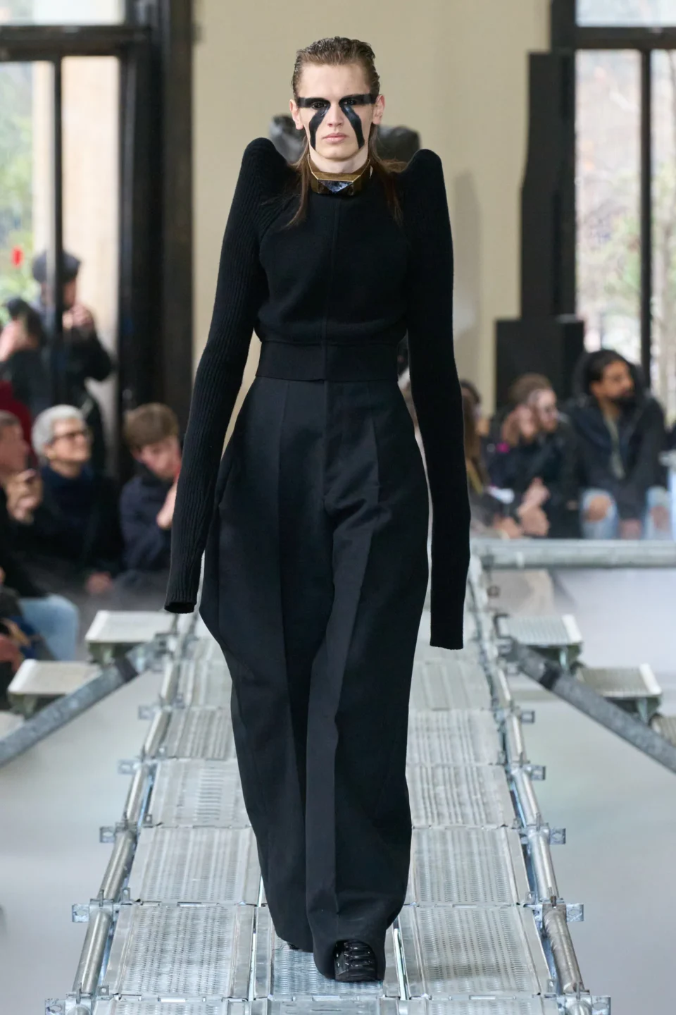 00046-rick-owens-fall-2023-menswear-credit-gorunway