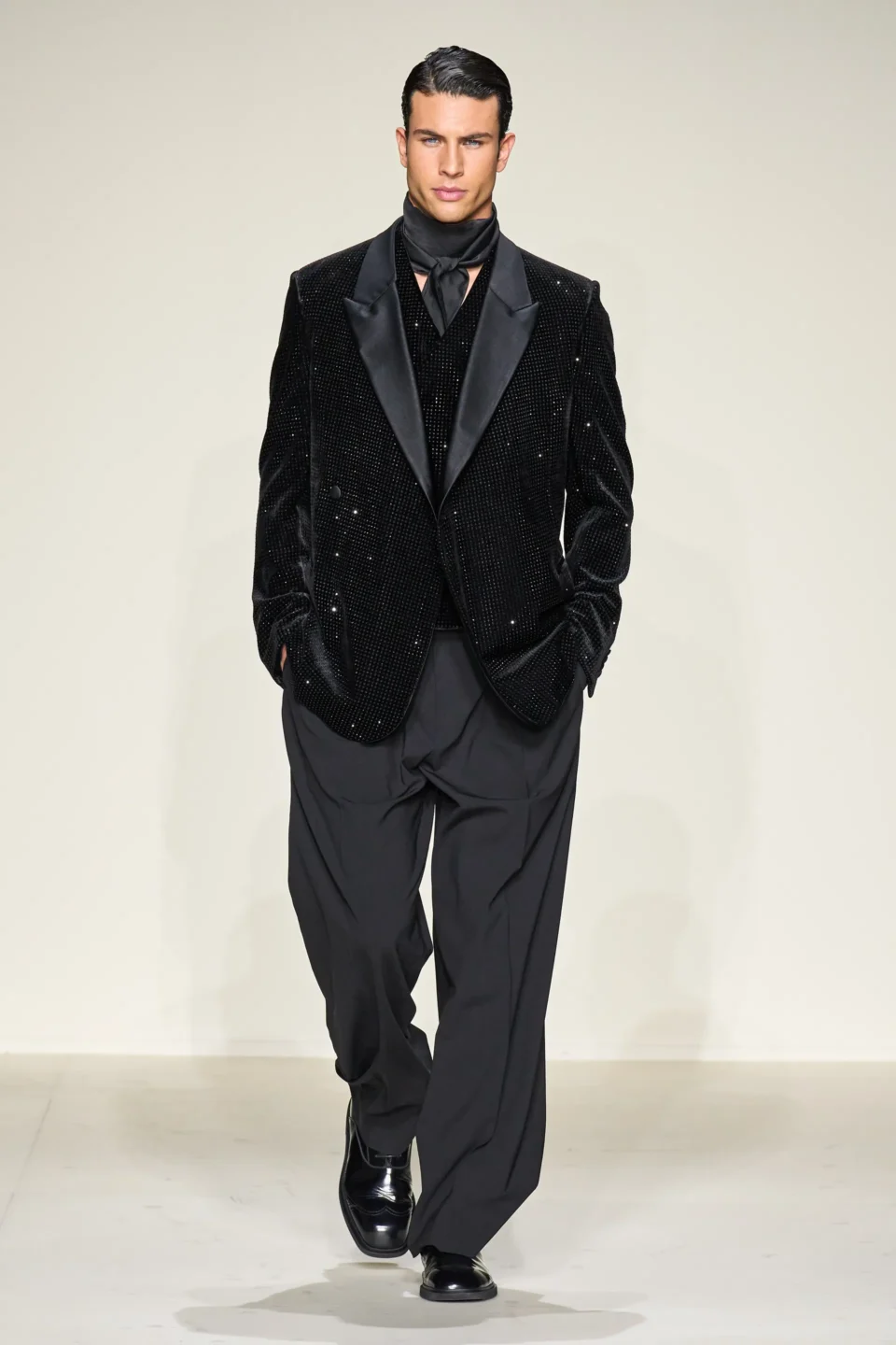 00101-emporio-armani-fall-2023-mens-credit-gorunway