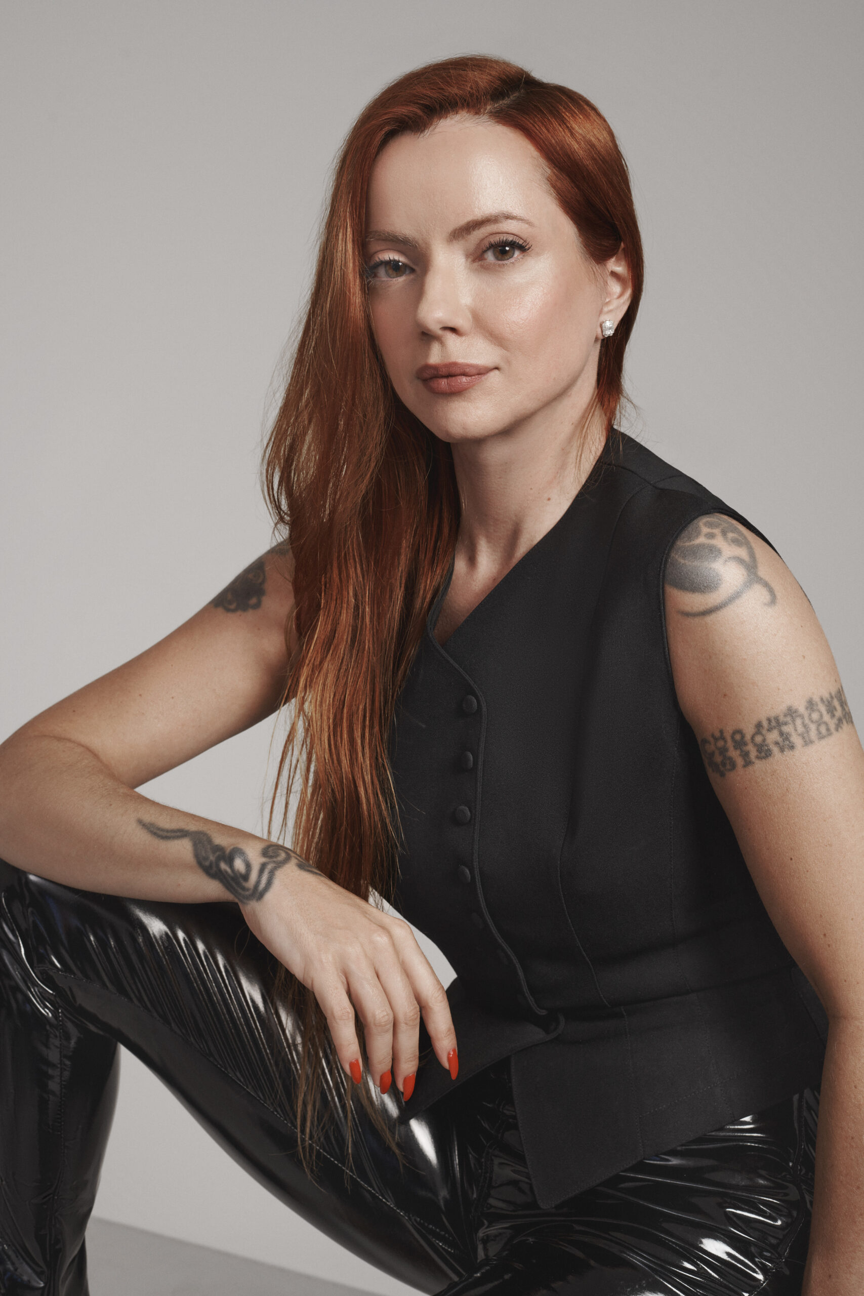 Y2K para além da moda: o retorno da Contém1g
Conversamos com Júlia Petit, empresária responsável pelo retorno de uma das marcas de beleza mais celebradas dos anos 2000