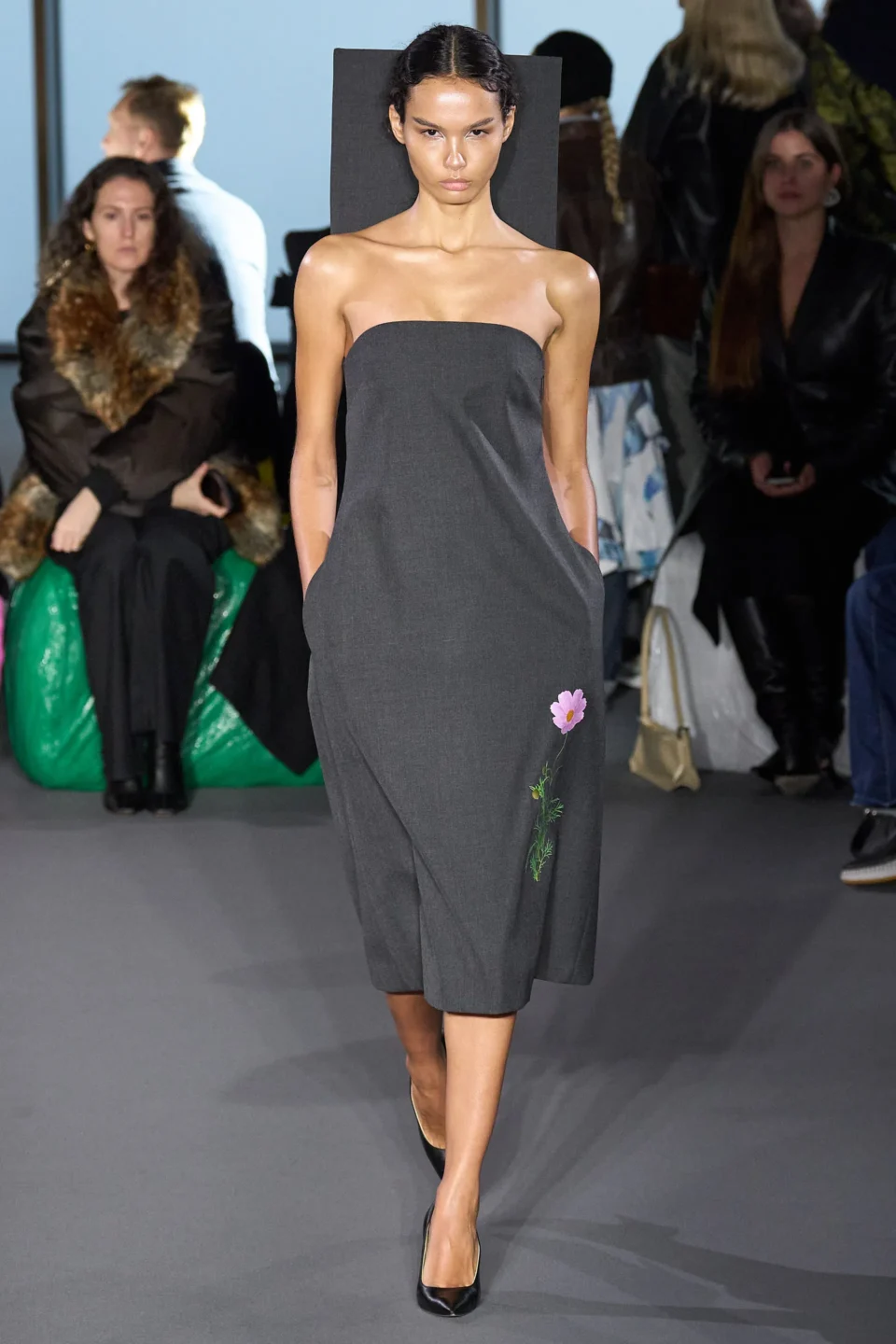 00001-christopher-kane-fall-2023-ready-to-wear-credit-gorunway