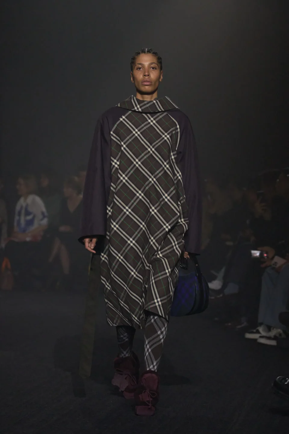 00006-burberry-fall-2023-ready-to-wear-credit-gorunway