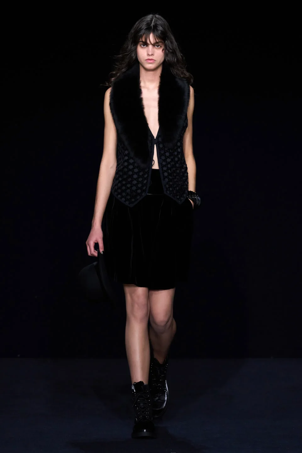 00006-emporio-armani-fall-2023-ready-to-wear-credit-gorunway