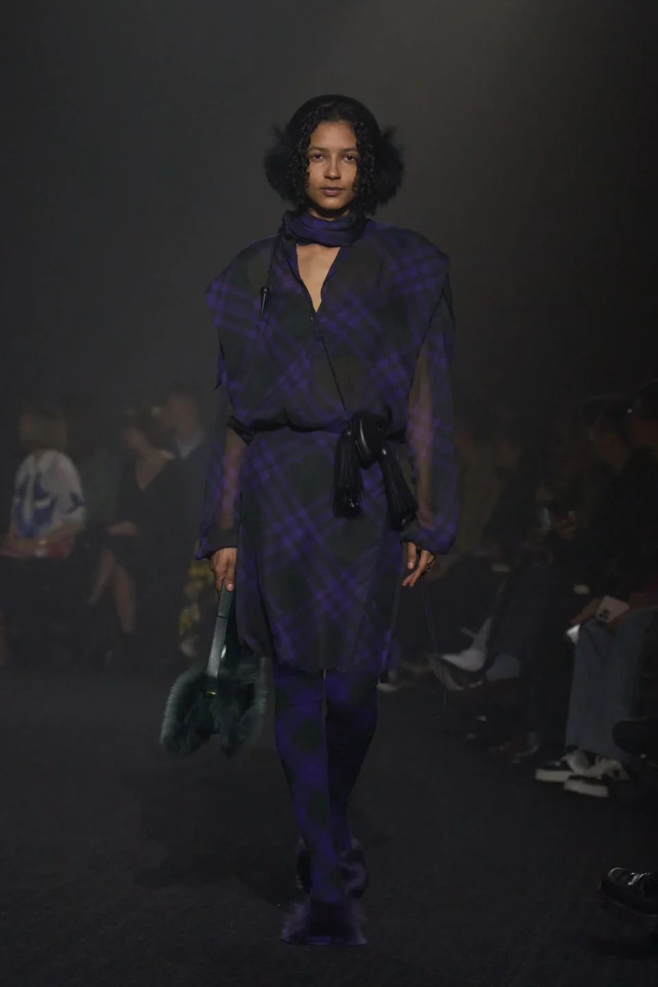 00007-burberry-fall-2023-ready-to-wear-credit-gorunway
