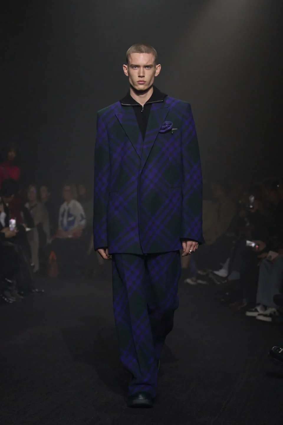 00008-burberry-fall-2023-ready-to-wear-credit-gorunway