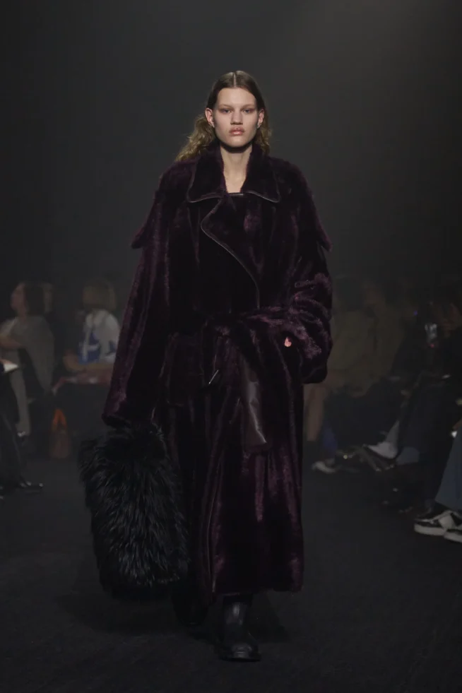 00010-burberry-fall-2023-ready-to-wear-credit-gorunway