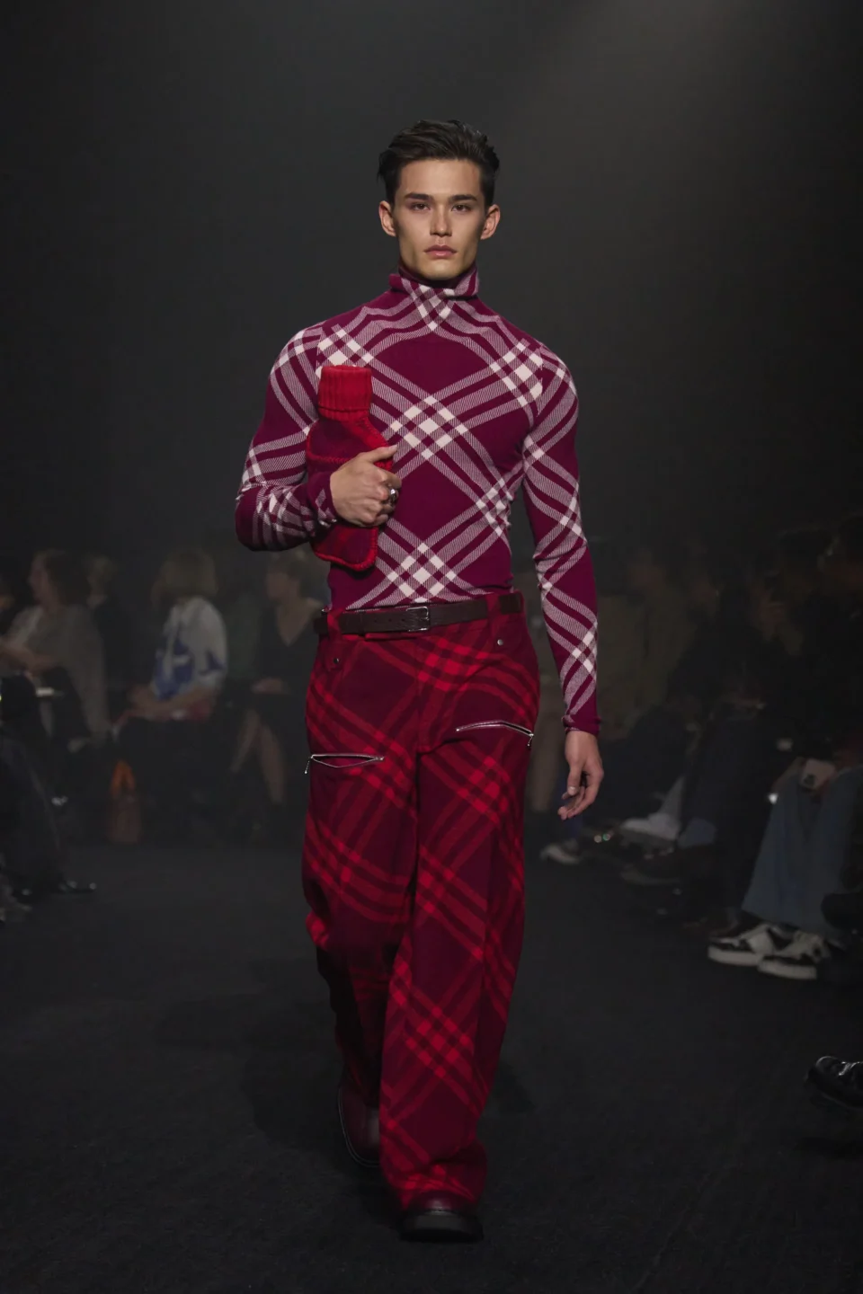 00011-burberry-fall-2023-ready-to-wear-credit-gorunway