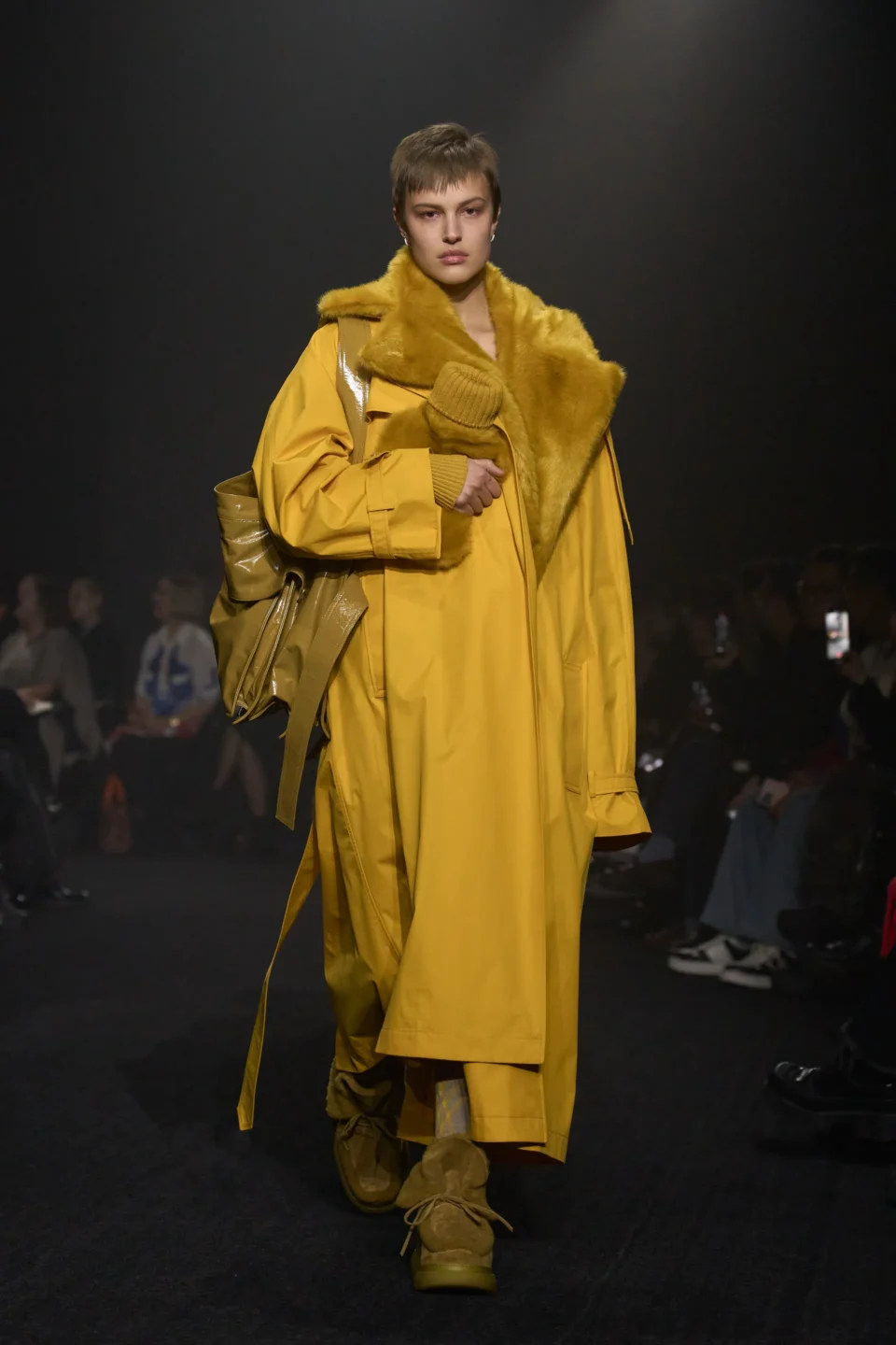 00016-burberry-fall-2023-ready-to-wear-credit-gorunway