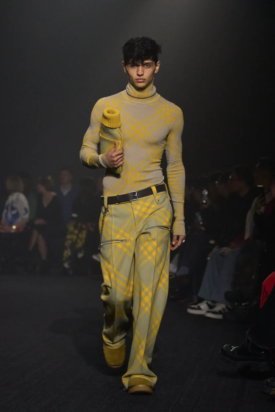 00017-burberry-fall-2023-ready-to-wear-credit-gorunway
