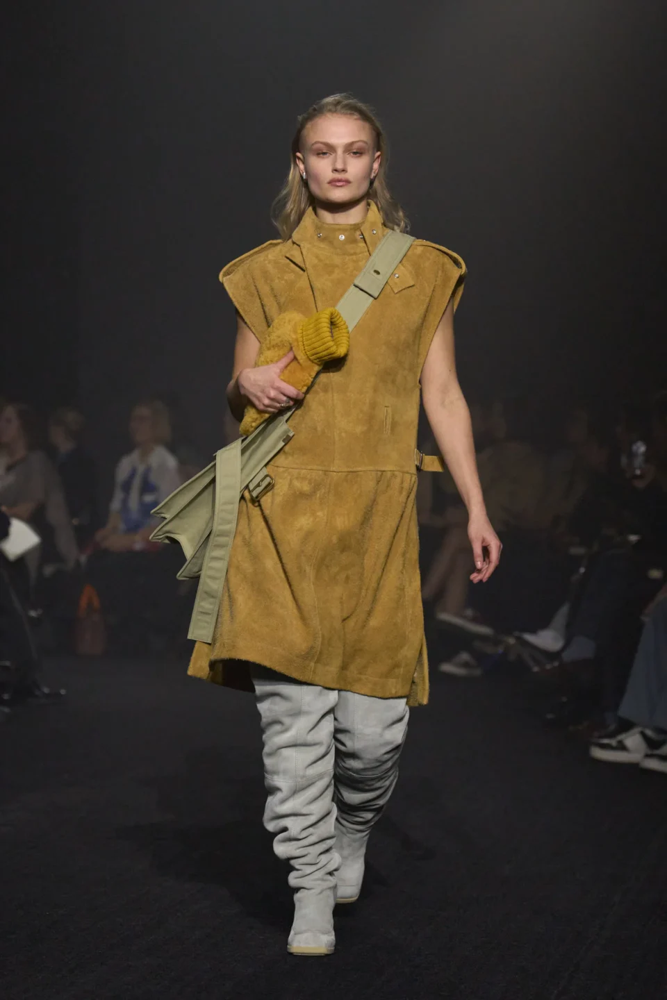 00020-burberry-fall-2023-ready-to-wear-credit-gorunway