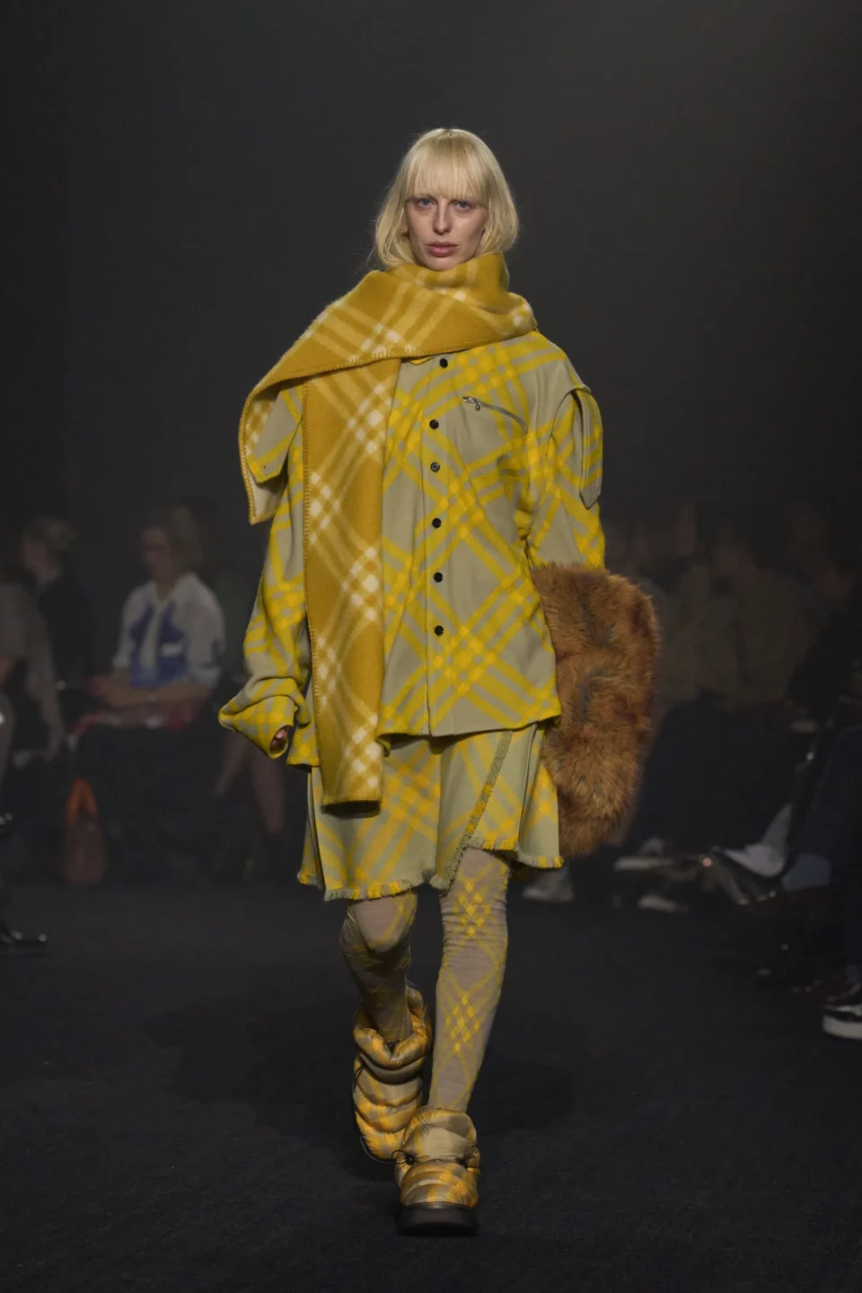 00021-burberry-fall-2023-ready-to-wear-credit-gorunway