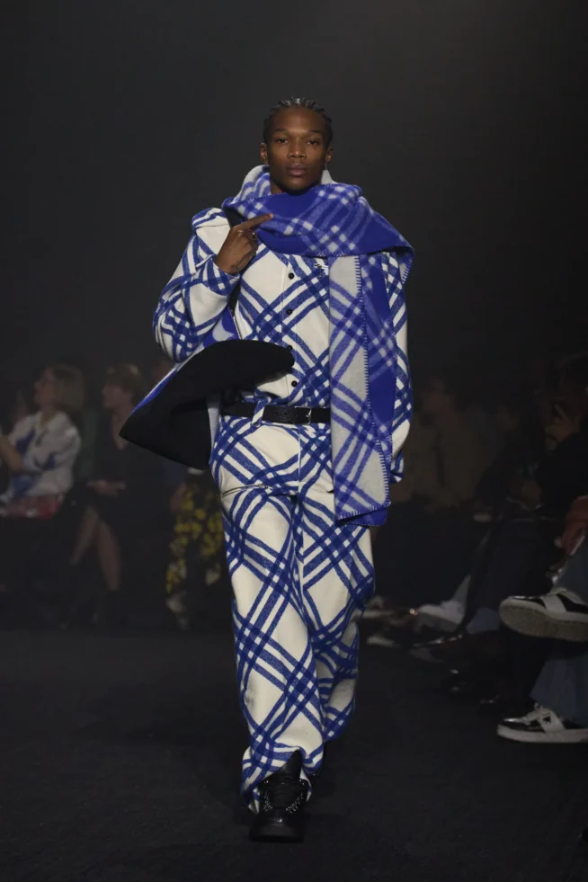 00027-burberry-fall-2023-ready-to-wear-credit-gorunway