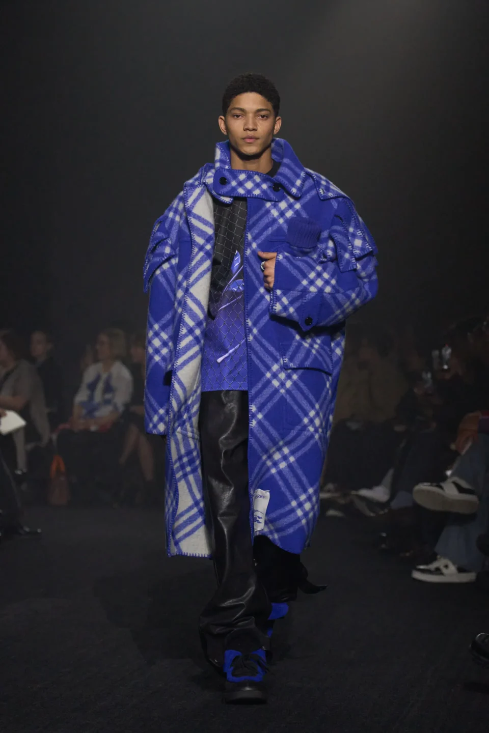 00029-burberry-fall-2023-ready-to-wear-credit-gorunway