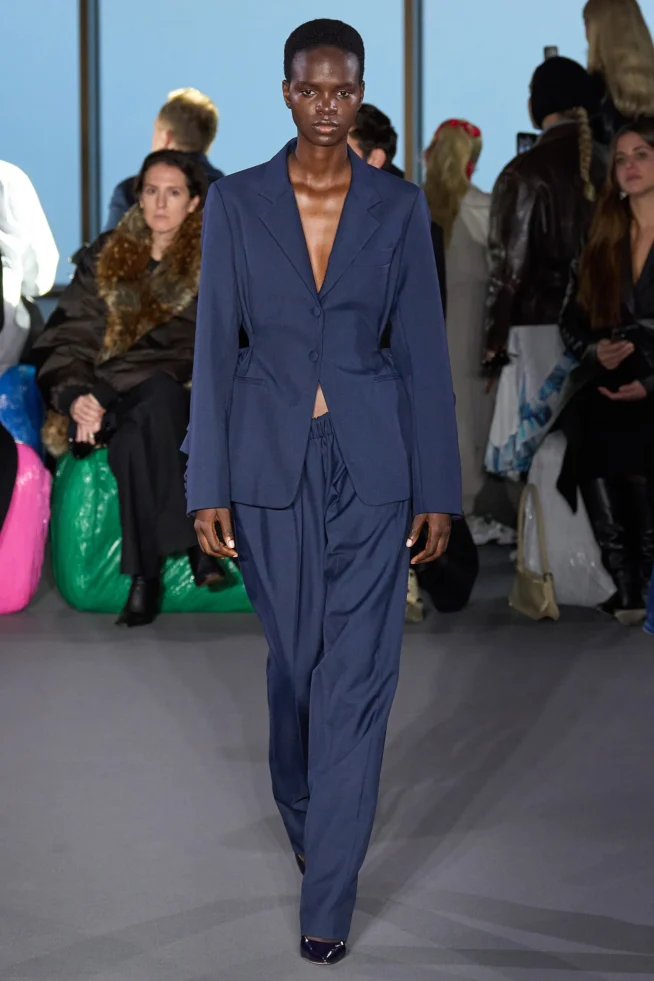 00030-christopher-kane-fall-2023-ready-to-wear-credit-gorunway