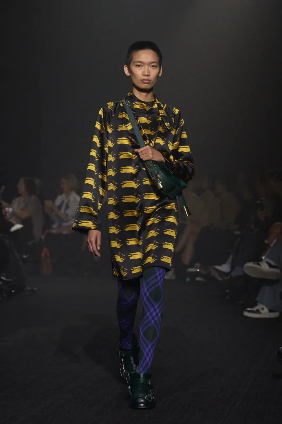 00032-burberry-fall-2023-ready-to-wear-credit-gorunway