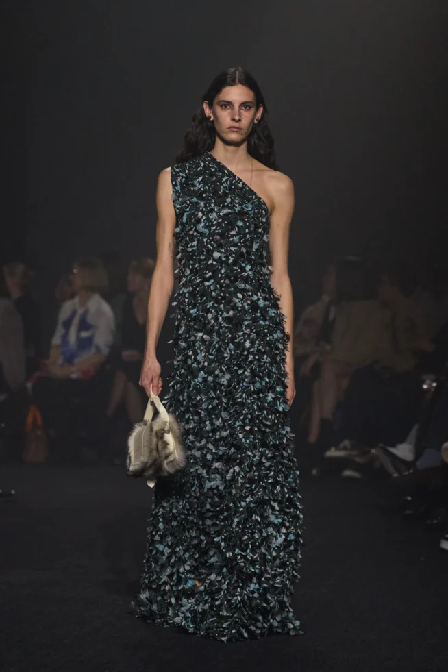 00035-burberry-fall-2023-ready-to-wear-credit-gorunway