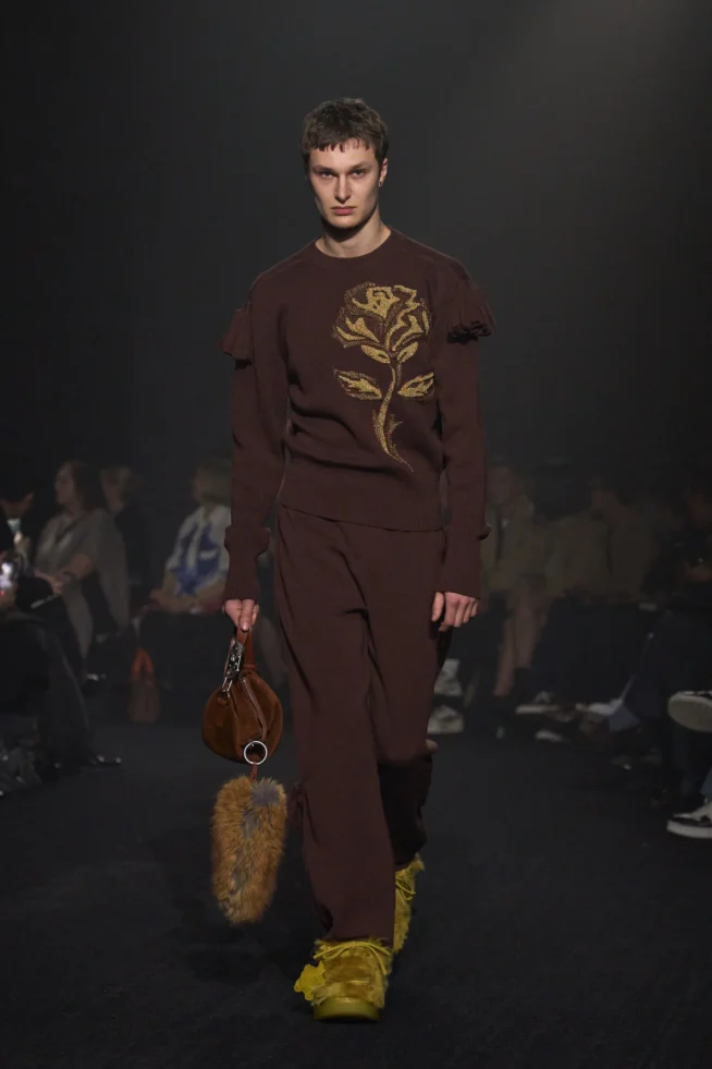 00042-burberry-fall-2023-ready-to-wear-credit-gorunway
