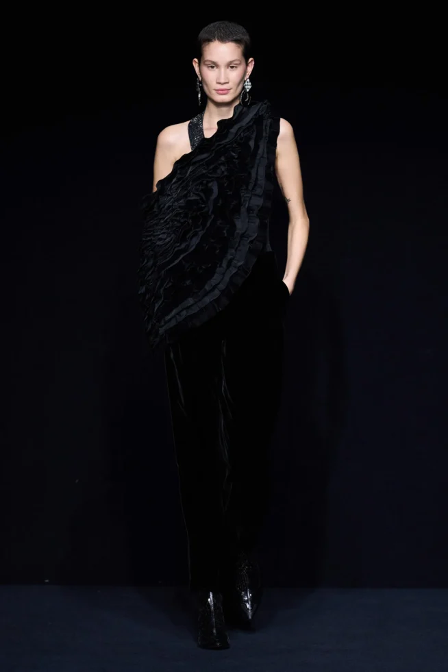 00049-emporio-armani-fall-2023-ready-to-wear-credit-gorunway