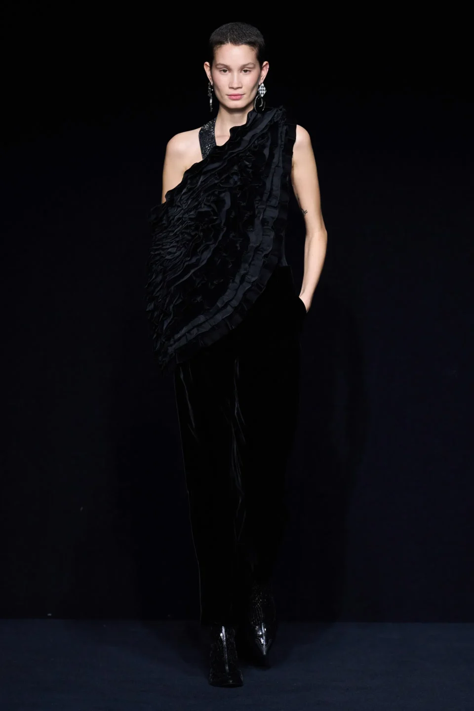 00049-emporio-armani-fall-2023-ready-to-wear-credit-gorunway