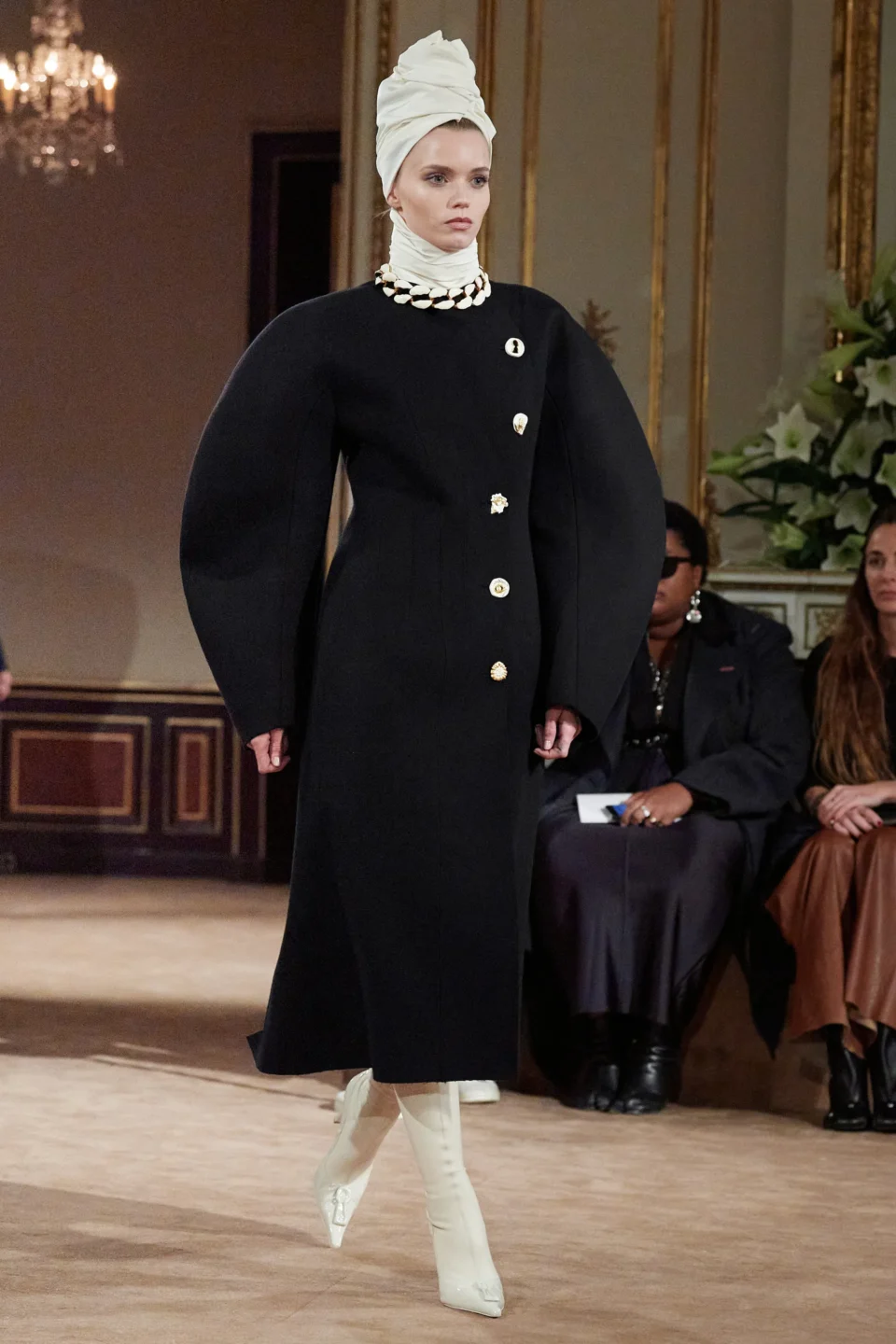 00001-schiaparelli-fall-2023-ready-to-wear-credit-gorunway