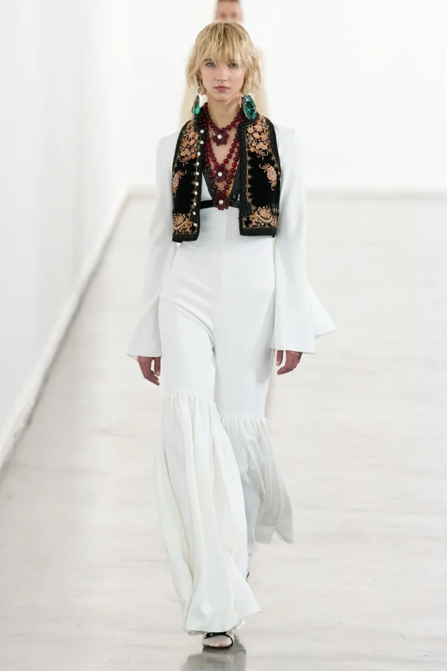 00002-giambattista-valli-fall-2023-ready-to-wear-credit-gorunway