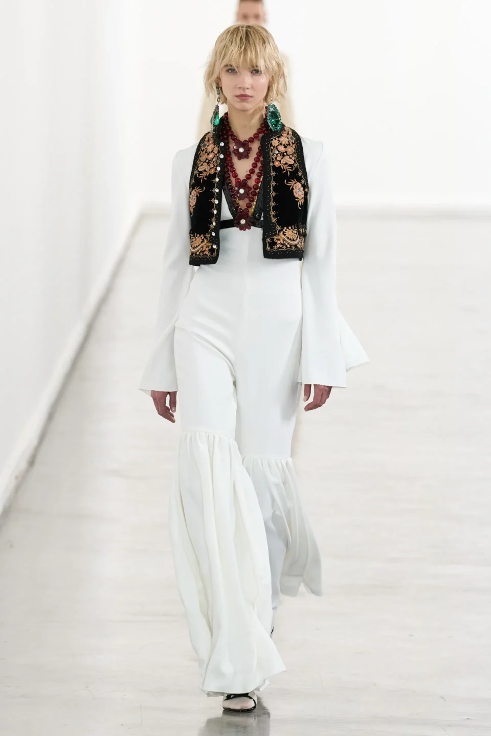 00002-giambattista-valli-fall-2023-ready-to-wear-credit-gorunway