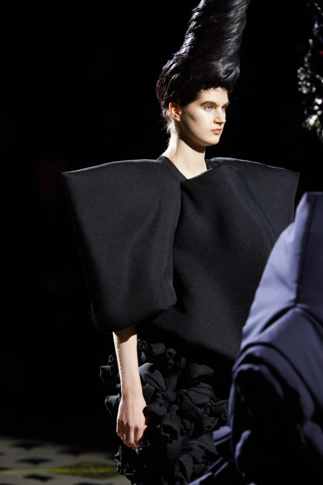 00004-comme-des-garcons-fall-2023-ready-to-wear-credit-gorunway