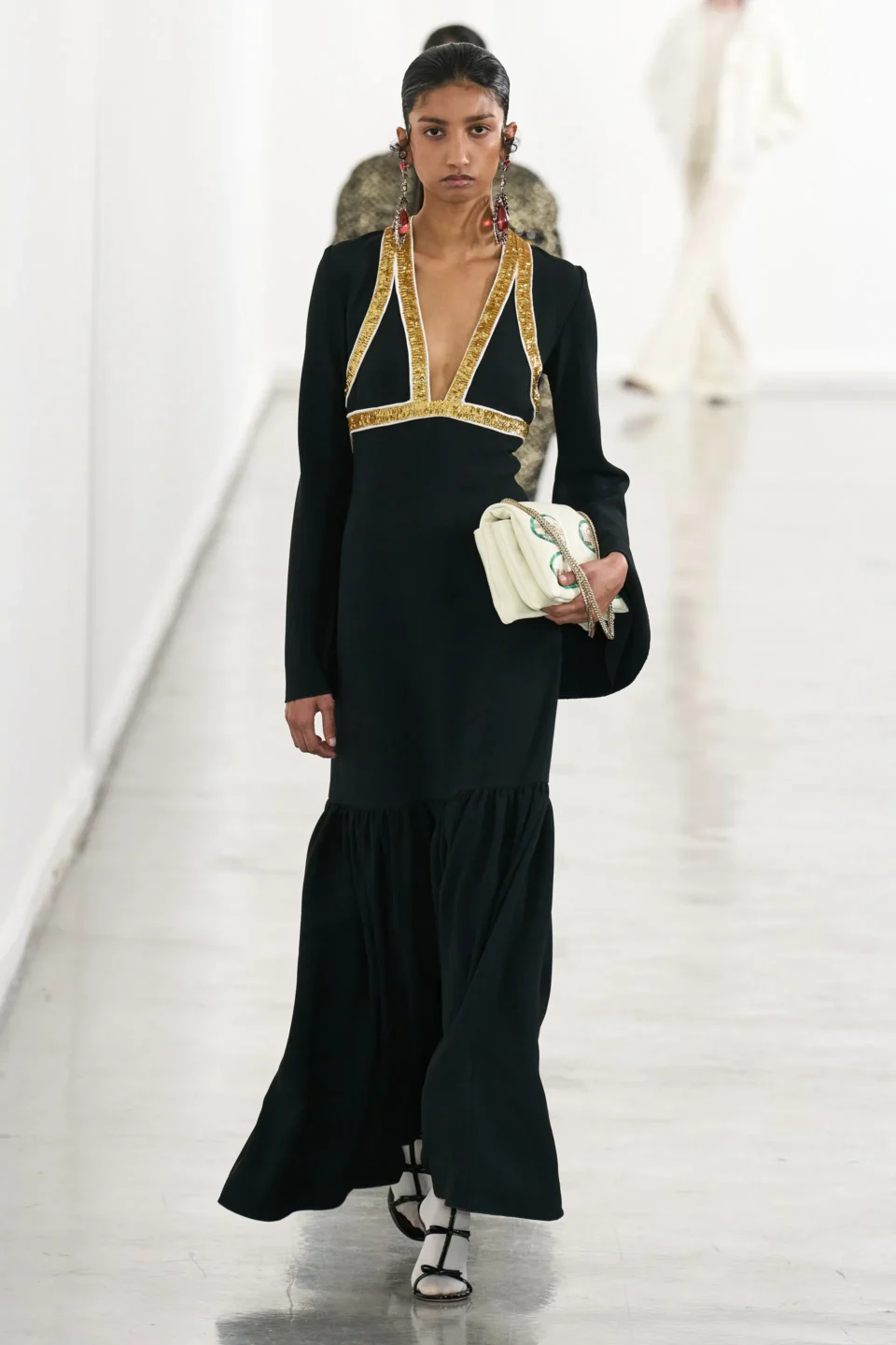 00004-giambattista-valli-fall-2023-ready-to-wear-credit-gorunway