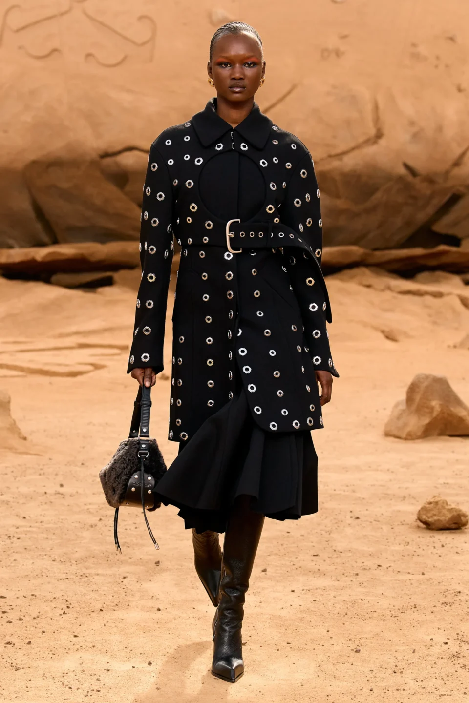 00004-off-white-fall-2023-ready-to-wear-credit-gorunway